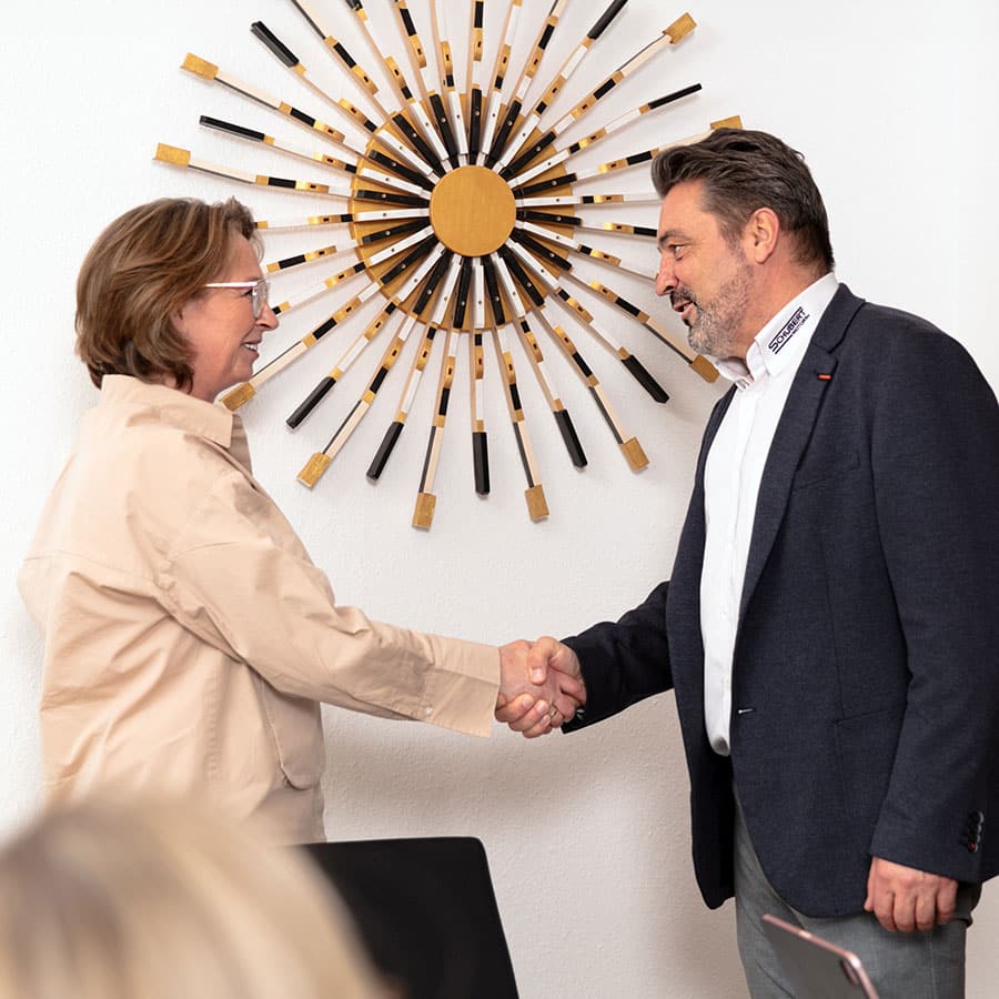 Das Bild zeigt Diane von Rautenberg, Inhaberin von DIVORA, bei einem Vertragsabschluss