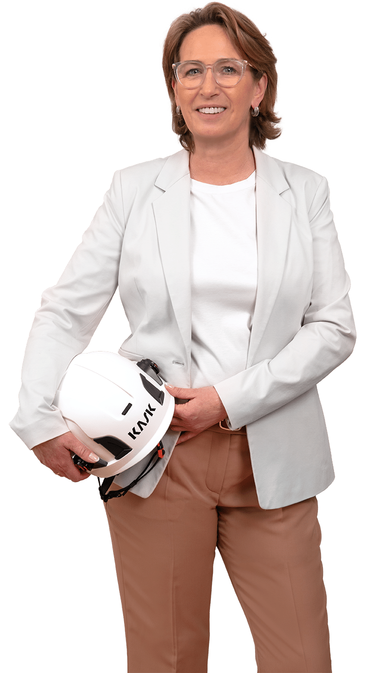 Das Bild zeigt die Inhaberin von DIVORA Diane von Rautenberg mit einem Helm in der Hand