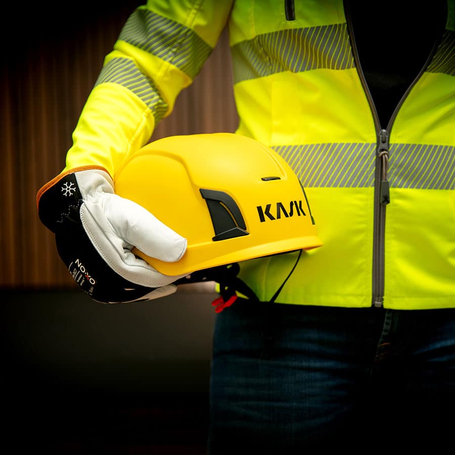 Das Bild zeigt einen Helm und eine Jacke zum Thema Persönliche Schutzausrüstung PSA