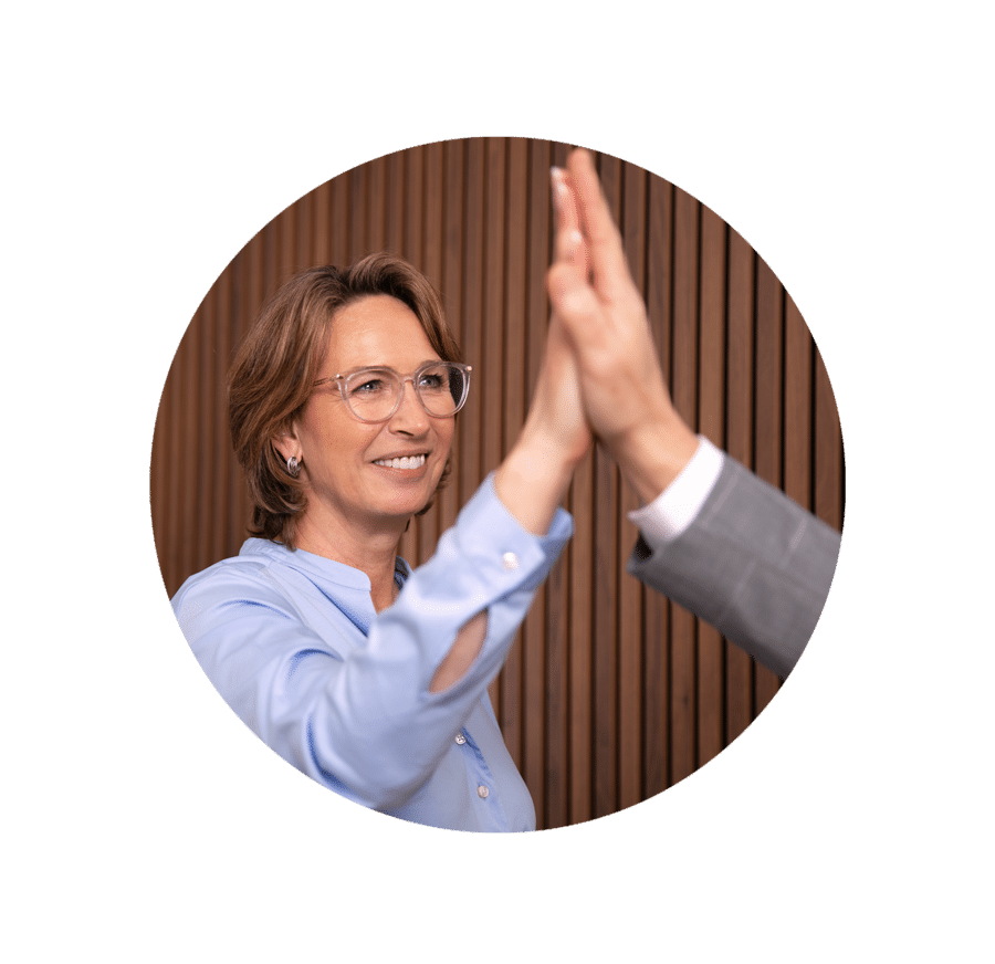 Das Foto zeigt Diane von Rautenberg, wie sie handshake mit einem Kunden macht.