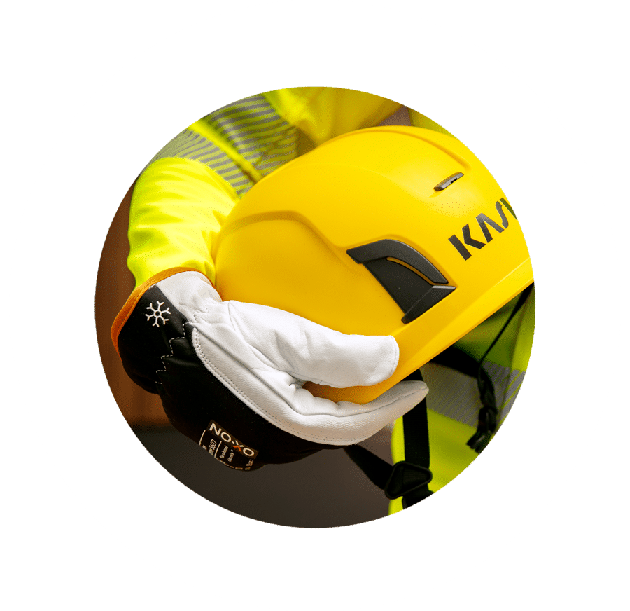 Helm und Arbeitsschutzkleidung als Symbole für Arbeitssicherheit